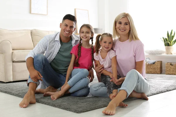 Retrato Familia Feliz Suelo Casa —  Fotos de Stock