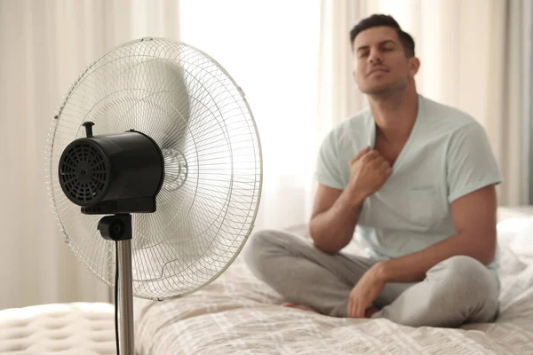 Man Genieten Van Luchtstroom Uit Ventilator Bed Kamer Focus Het — Stockfoto