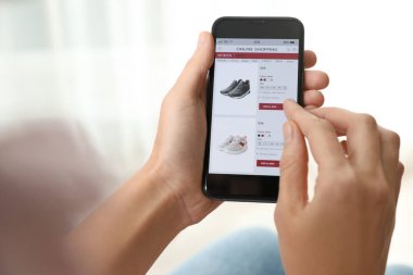 Çevrimiçi alışveriş için akıllı telefon kullanan kadın, yakın plan.