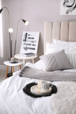 Bir bardak içki ve yatakta yanan mumlar, mesaj için yer. İç tasarım