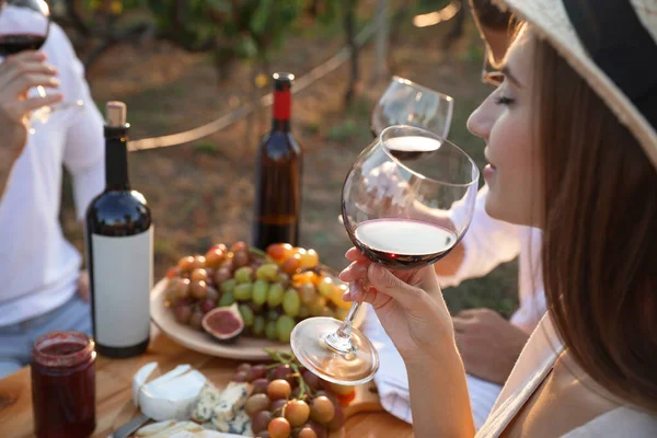 Amigos Segurando Copos Vinho Divertindo Vinha Close — Fotografia de Stock