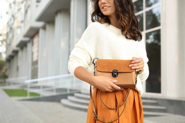 Mujer Joven Con Elegante Bolso Marrón Calle Ciudad Primer Plano — Foto de Stock