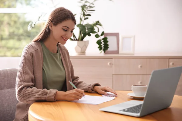 Vrouw Schrijft Brief Aan Houten Tafel Kamer — Stockfoto