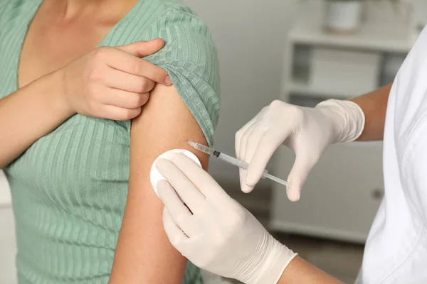 Médico Inyectando Paciente Hospital Primer Plano Día Vacunación — Foto de Stock