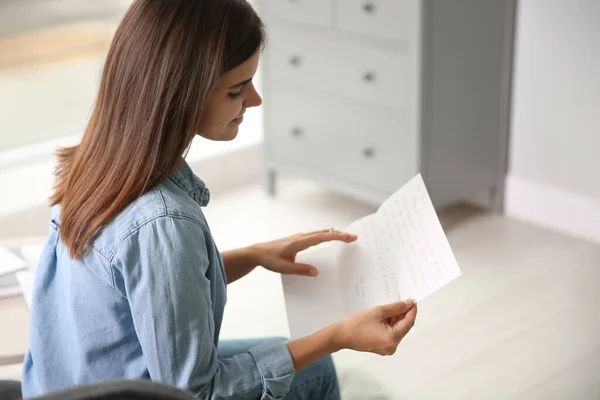 Νεαρή Γυναίκα Διαβάζει Χάρτινη Επιστολή Στο Σπίτι — Φωτογραφία Αρχείου