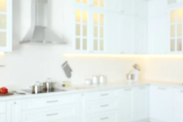 白家具付きのモダンなキッチンインテリアのぼやけた景色 — ストック写真