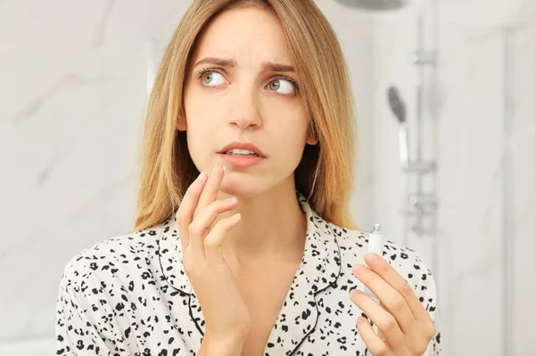 Mulher Com Herpes Aplicando Creme Lábio Banheiro — Fotografia de Stock