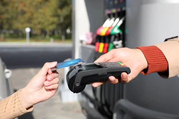 Mulher Sentada Carro Pagando Com Cartão Crédito Posto Gasolina Close — Fotografia de Stock