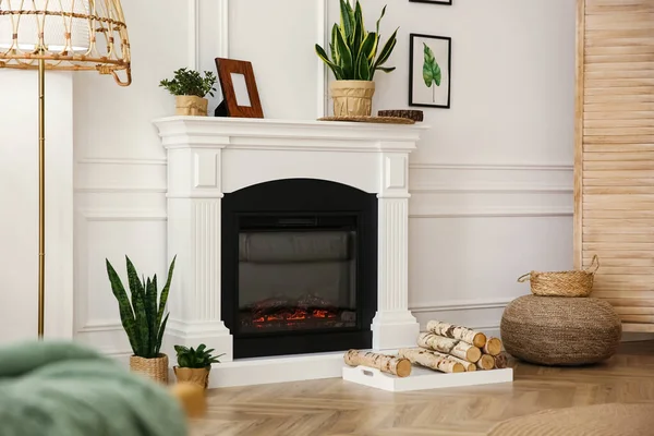 部屋のエレガントな人工暖炉 インテリアデザイン — ストック写真