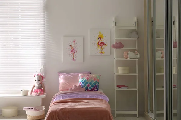 Cama Com Lindos Lençóis Quarto Das Crianças Design Interiores Moderno — Fotografia de Stock