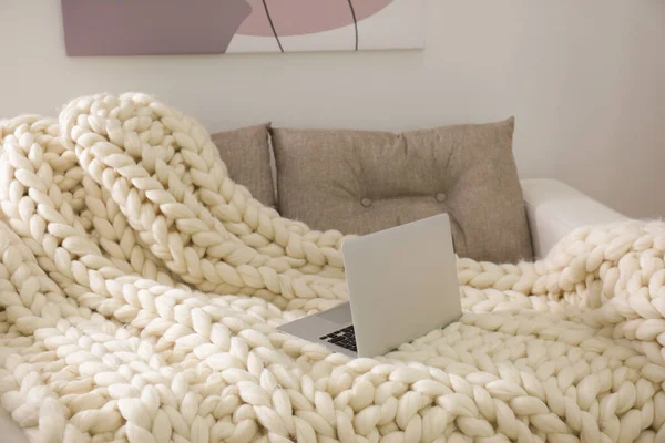 Weich Gestrickte Decke Und Moderner Laptop Auf Der Couch Wohnzimmer — Stockfoto