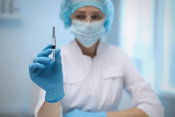 Doctor Holding Syringe Covid Vaccine Blurred Background — Stock Photo, Image