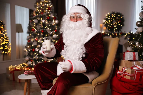 Santa Claus Sklenicí Mléka Sušenek Pokoji Zdobené Vánocům — Stock fotografie