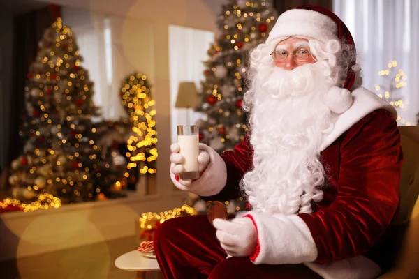 Weihnachtsmann Mit Glas Milch Und Plätzchen Weihnachtlich Dekorierten Zimmer — Stockfoto