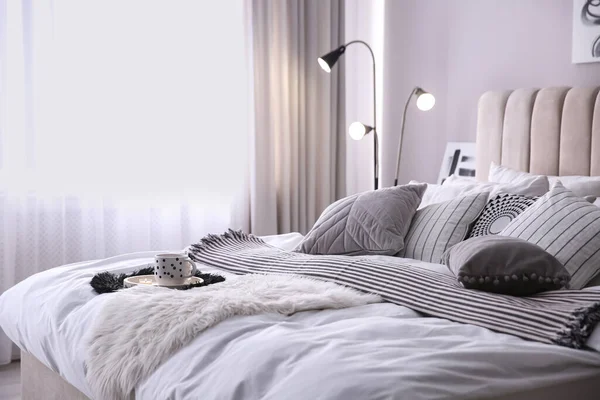 Кровать Подушками Полосатым Одеялом Комнате Дизайн Интерьера — стоковое фото