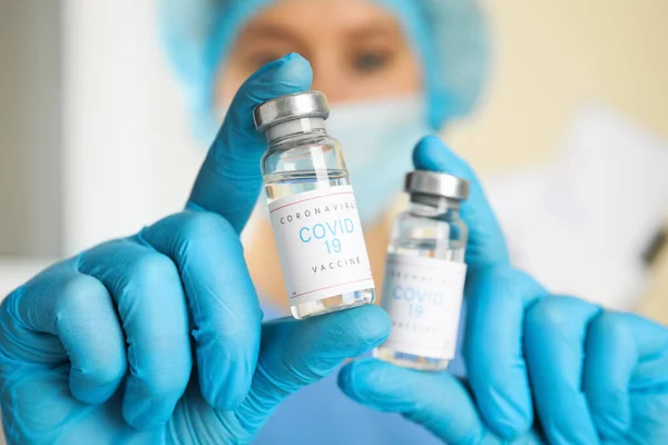 Dokter Memegang Botol Dengan Vaksin Melawan Covid Dalam Ruangan Menutup — Stok Foto