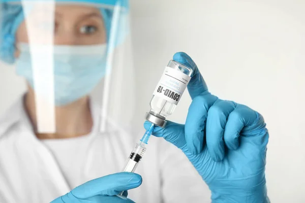 Läkarens Påfyllningsspruta Med Covid Vaccin Mot Vit Bakgrund Fokus Händer — Stockfoto
