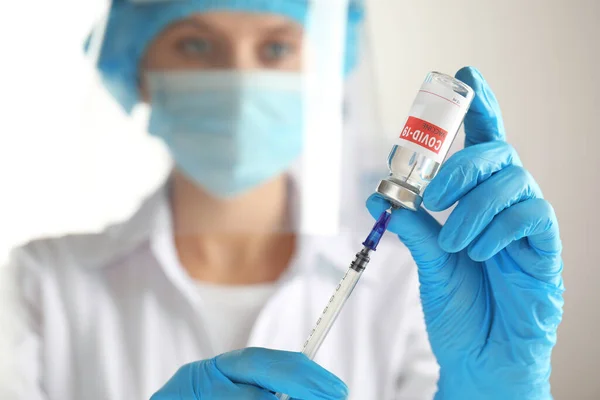 Läkaren Fyller Sprutan Med Covid Vaccin Mot Ljus Bakgrund Fokusera — Stockfoto