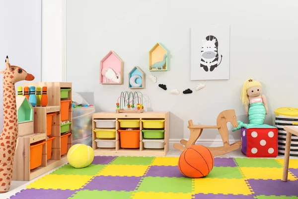 Niedliches Kinderzimmerinterieur Mit Spielzeug Und Modernen Möbeln — Stockfoto