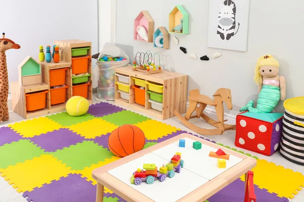 Niedliches Kinderzimmerinterieur Mit Spielzeug Und Modernen Möbeln — Stockfoto