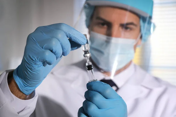 Läkare Fyller Sprutan Med Vaccin Mot Covid Laboratorium Fokusera Händer — Stockfoto