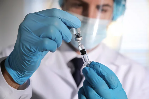Läkare Fyller Sprutan Med Vaccin Mot Covid Laboratorium Fokusera Händer — Stockfoto