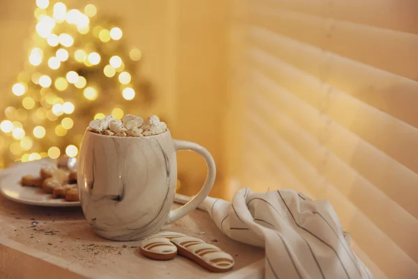 Bebida Quente Saborosa Com Marshmallows Contra Luzes Natal Espaço Para — Fotografia de Stock