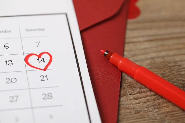 Kalender Met Gemarkeerde Valentijnsdag Rode Viltstift Houten Tafel Close — Stockfoto