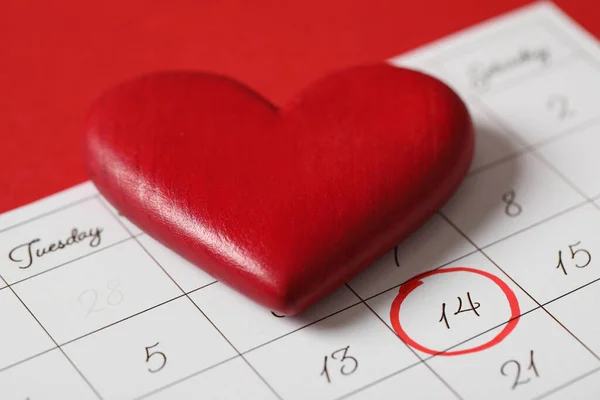 Kalender Met Gemarkeerde Valentijnsdag Hart Rode Achtergrond Close — Stockfoto