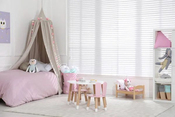 用玩具和现代家具装饰小孩的房间 — 图库照片