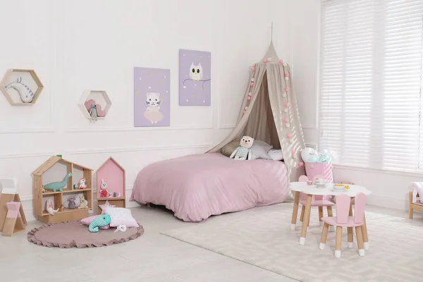 Niedliches Kinderzimmerinterieur Mit Spielzeug Und Modernen Möbeln — Stockfoto