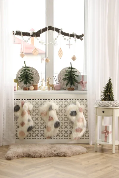 Hermoso Interior Habitación Con Pequeños Abetos Decoración Navidad —  Fotos de Stock