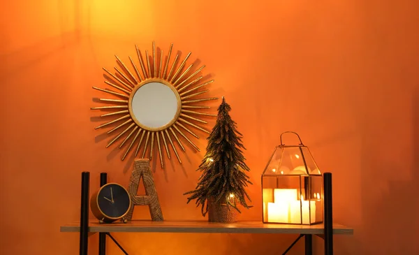 オレンジの壁の近くにクリスマスの装飾が施された棚 インテリアデザイン — ストック写真