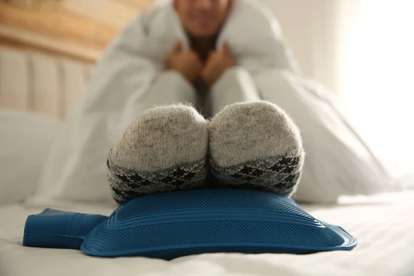 Άνθρωπος Ζεσταίνει Πόδια Ζεστό Νερό Μπουκάλι Στο Κρεβάτι Closeup — Φωτογραφία Αρχείου