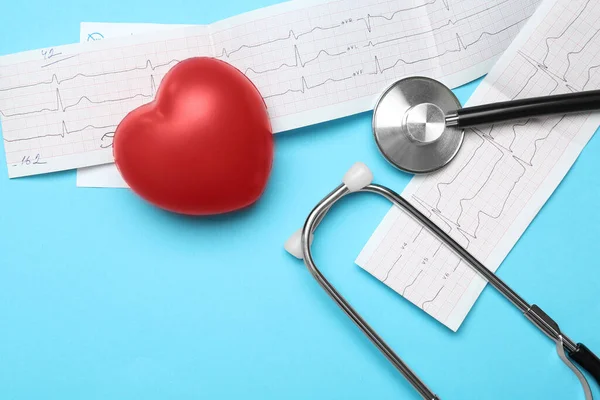 Rapporto Cardiografico Cuore Rosso Stetoscopio Fondo Azzurro Distesa Piatta — Foto Stock