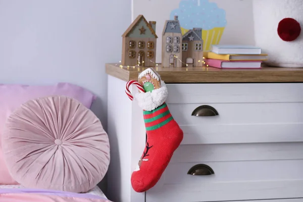 Kinderzimmer Hängt Ein Strumpf Mit Geschenken Der Schublade Tradition Nikolaustag — Stockfoto
