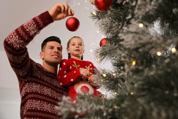 Mutlu Bir Baba Şirin Kızı Noel Ağacını Kapalı Mekanda Süslüyorlar — Stok fotoğraf