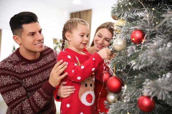 Evde Noel Ağacı Süsleyen Sevimli Çocuklu Mutlu Bir Aile — Stok fotoğraf
