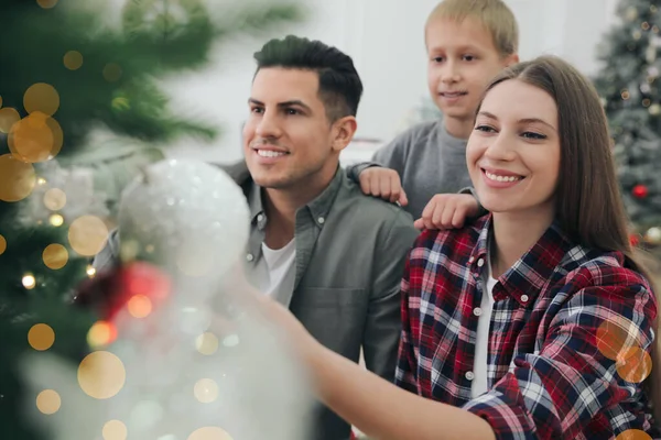 Familia Feliz Con Lindo Niño Decorando Árbol Navidad Juntos Casa —  Fotos de Stock