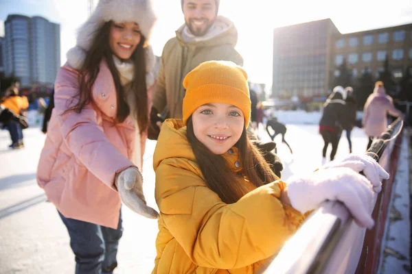 Cute Little Girl Her Parents Outdoor Ice Skating Rink — Stock Photo, Image