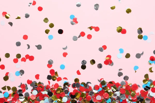 Confete Colorido Brilhante Fundo Rosa Claro Flat Lay — Fotografia de Stock