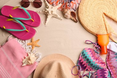 Kumsaldaki farklı plaj aksesuarları, düz bir zemin. Metin için boşluk