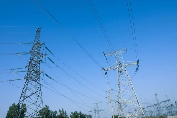 晴れた日の青空に対する高電圧塔 低角度ビュー — ストック写真