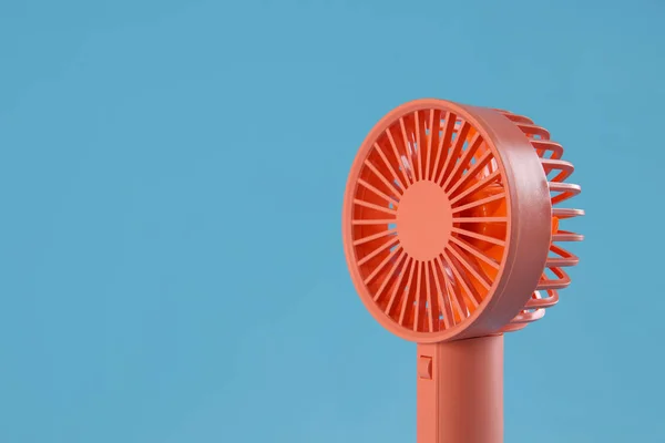 Ventilador Elétrico Moderno Fundo Azul Claro Espaço Para Texto — Fotografia de Stock