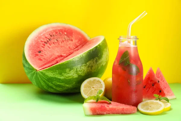 Leckeres Wassermelonengetränk Und Frisches Obst Auf Grünem Tisch Vor Gelbem — Stockfoto
