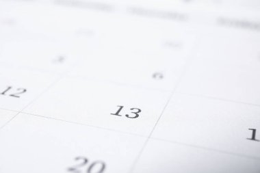 Takvim sayfasının yakın görüntüsü, 13. Cuma 'ya odaklan. Kötü şans batıl inanç.