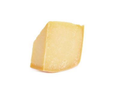 Bir parça lezzetli parmesan peyniri beyaza izole edilmiş.