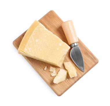 Bıçaklı parmesan peyniri ve beyaz arka planda ahşap tahta, üst manzara.