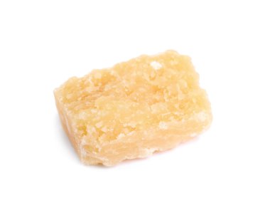 Bir parça lezzetli parmesan peyniri beyaza izole edilmiş.