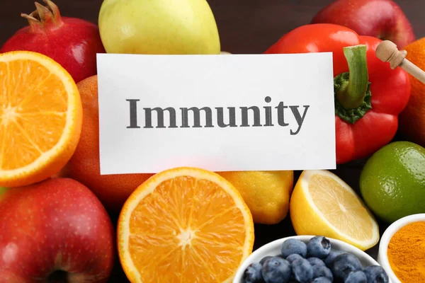 Karte Mit Wort Immunität Und Frischen Produkten Nahaufnahme — Stockfoto